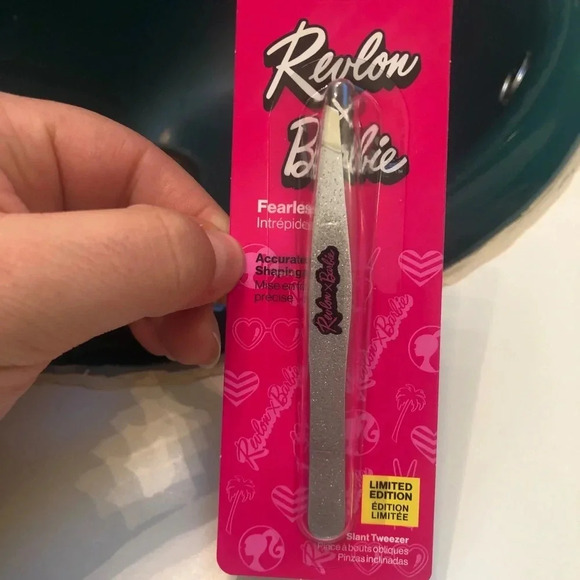 NEW REVLON X BARBIE TWEEZERS - Picture 1 of 3